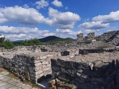 imagine - Excursie 1 zi în Bulgaria la Cascadele Krushuna, Peștera Devetashka, Podul Acoperit de la Loveci și frumoasa Cetate Hisarya.